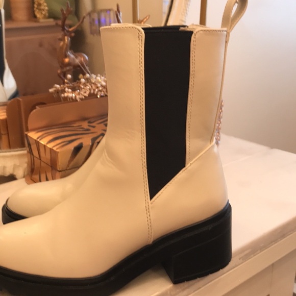 Ladies Essentials ladies boot.   Sz. 6-1/2 - Picture 2 of 5